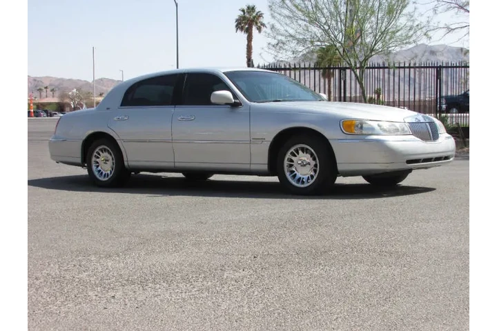 $5995 : 2002 Town Car Cartier image 1