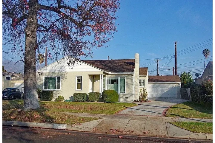 $2270 : 3 bedrooms & 2 full baths 1104 image 1