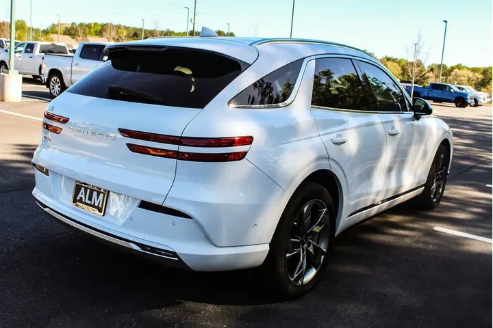 $32960 : Genesis Electrified GV70 202 image 5