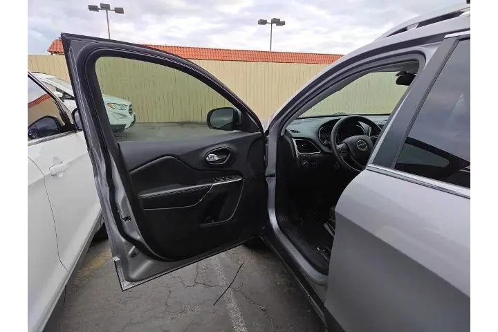 $16730 : Jeep Cherokee 2019 4x4 Uplan image 6