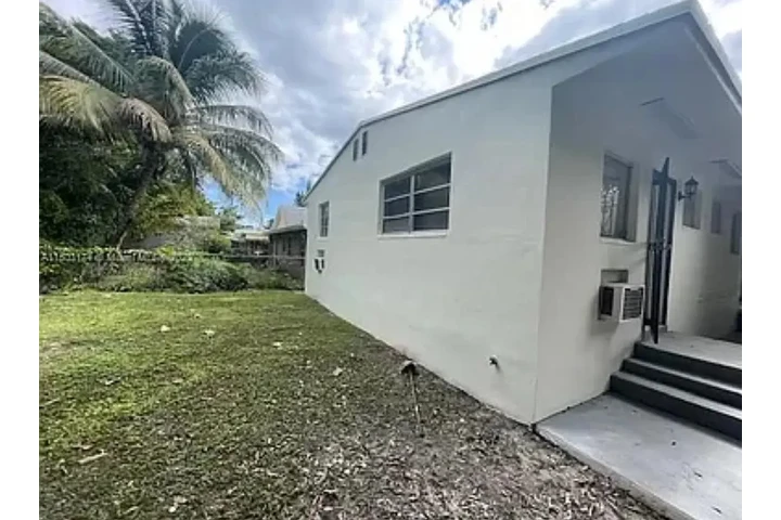 $700 : charming HOME ..Miami, FL image 7
