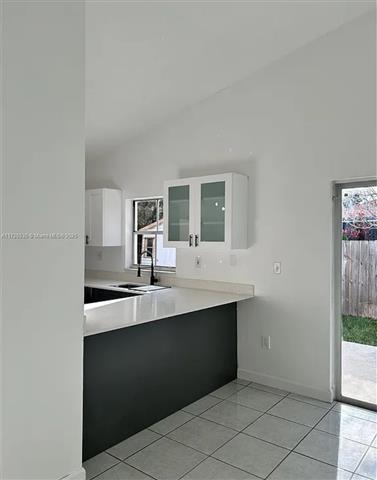 $2450 : NICE 3BD/2BA HOME IN MIAMI image 4