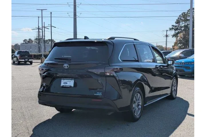 $39995 : Toyota Sienna 2024 XLE 8-Pas image 5