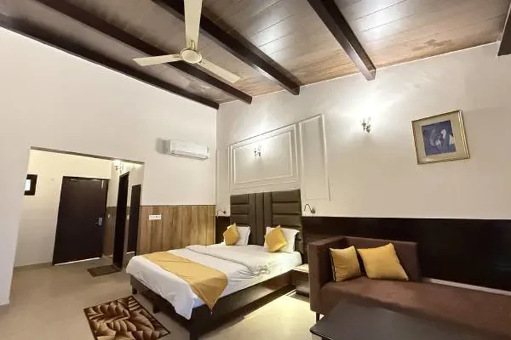 Best Hotel in Lansdowne image 1
