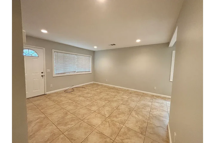 $1050 : 3 Recamaras 1 Baño image 4
