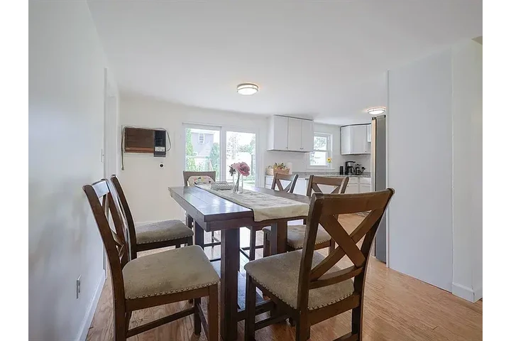 $2500 : CHARMING SINGLE FAM HOME image 7