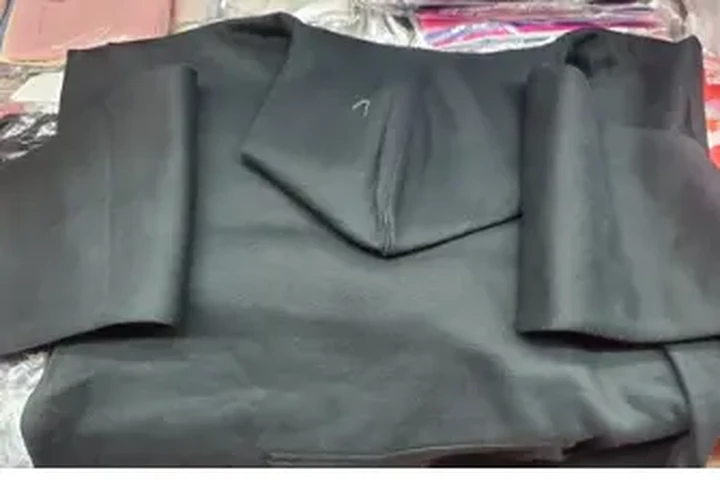 $300 : SUETERES NEGROS CON GORRO image 1