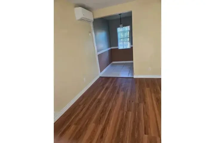 MAYWOOD  FRENTE AL PARQUE image 3