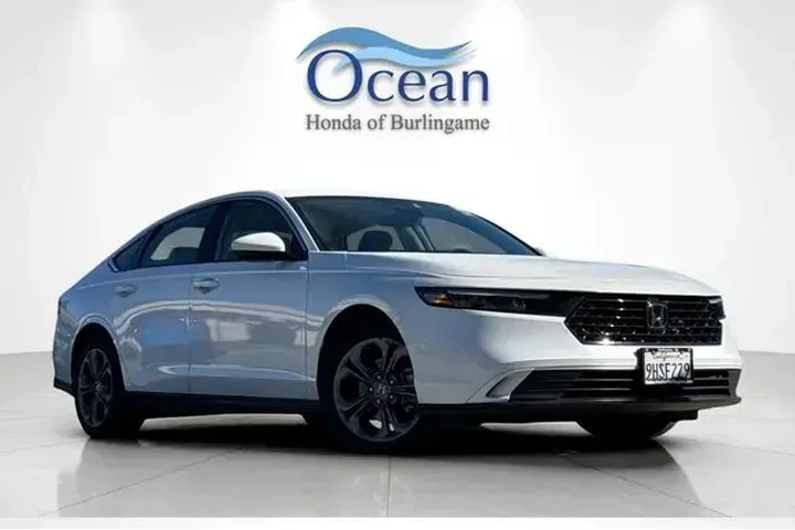 $24491 : Honda Accord 2023 EX 4dr Sed image 2