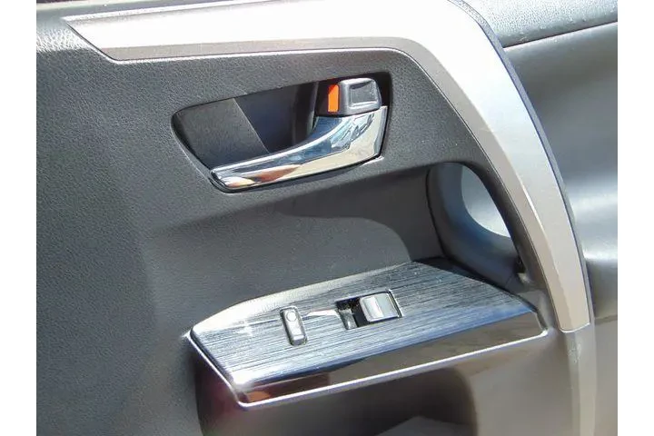 $22990 : Toyota RAV4 2018 AWD Limited image 5