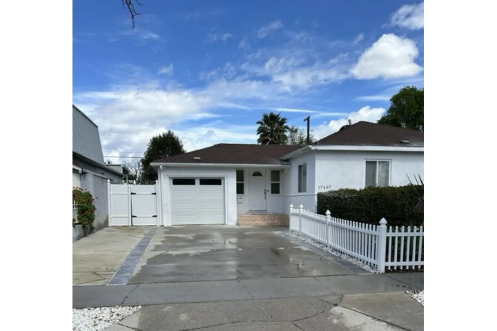 $2100 : 2 Bed 2 Bath Home in Koreatown image 1