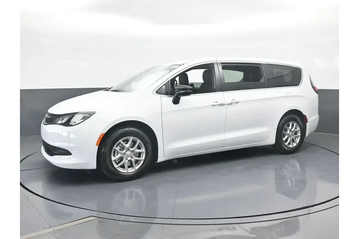 $39740 : Chrysler Voyager 2026 LX 4dr image 2