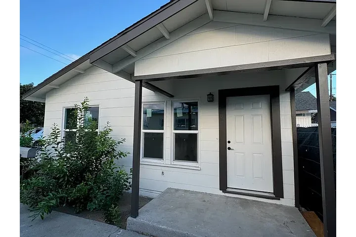 $900 : This well-maintained 2-bedroom image 3