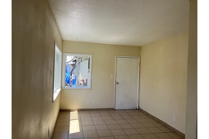 $1700 : 1Recamana Duplex Renta Compton image 1