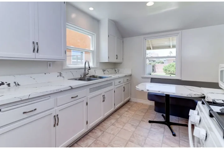 $2000 : 2 Bedroom House in South LA image 3