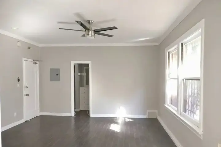 $1900 : 3 Bedroom Apt in Central LA image 5