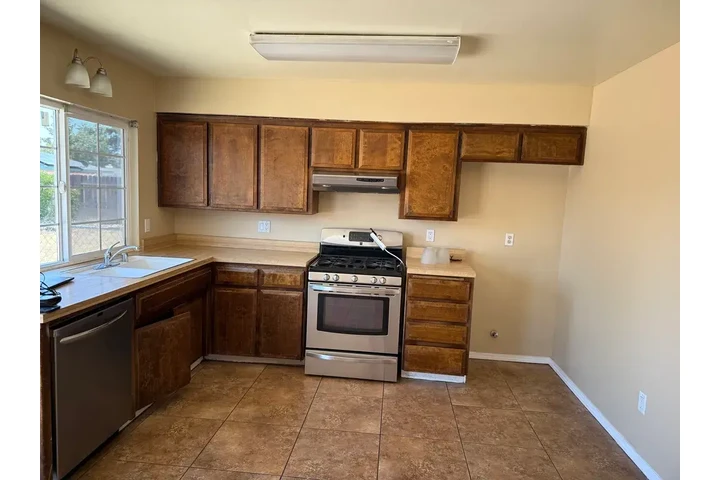 $1200 : Charming Southwest Home image 3