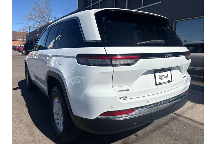 $30995 : 2023 Grand Cherokee Laredo 4x4 image 5