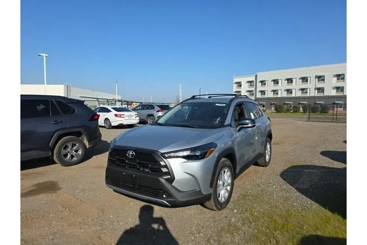 $33900 : Toyota Corolla Cross 2026 LE image 3