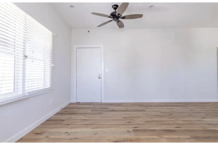 $1555 : Spacious 1 bed 1 bath in LA image 3