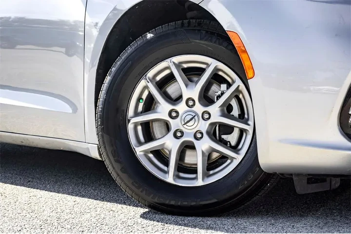 $27990 : Chrysler Pacifica 2024 Touri image 2