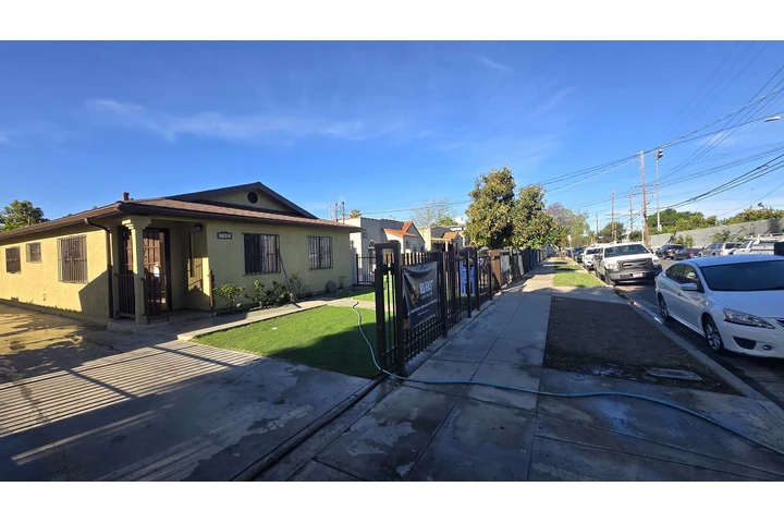 $2600 : 2 bedroom front house image 2