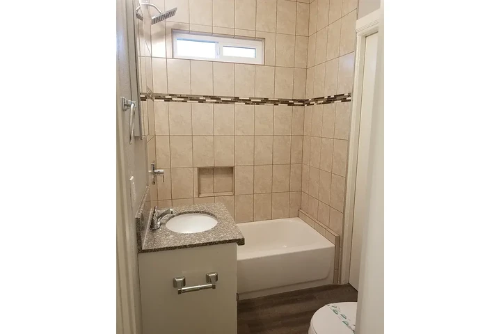 $1095 : 1 bd 1 ba Apartment image 2