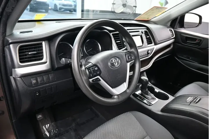 $17891 : Toyota Highlander 2019 LE 4d image 10