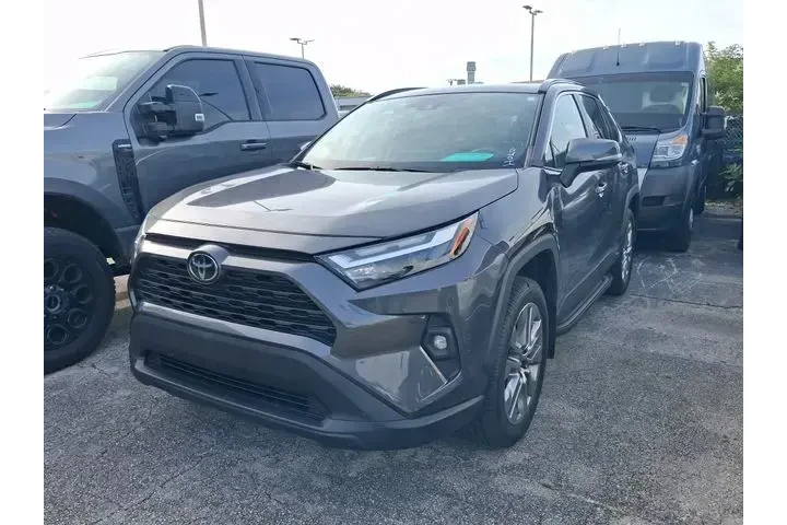 $29990 : Toyota RAV4 2023 XLE Premium image 3