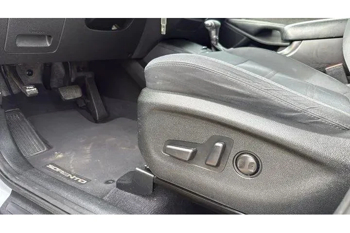 $12743 : Kia Sorento 2019 AWD S V6 4d image 7