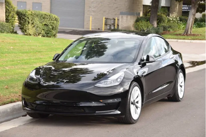 $23750 : 2021 Model 3 Standard Range P image 6