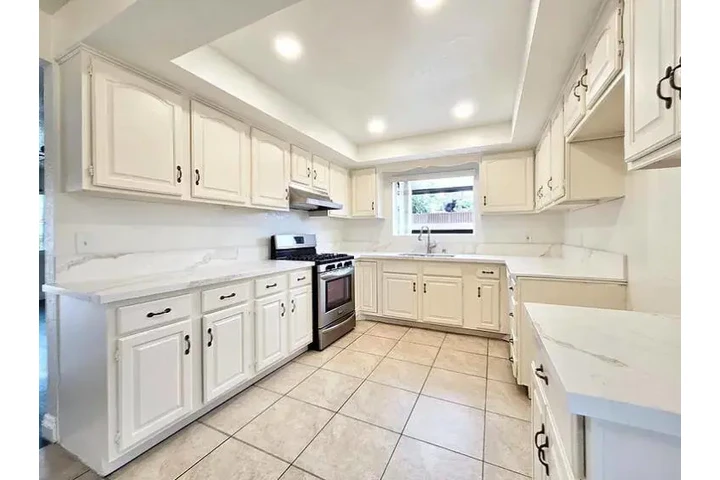 $2200 : 3 Bedroom for affordable rate image 5