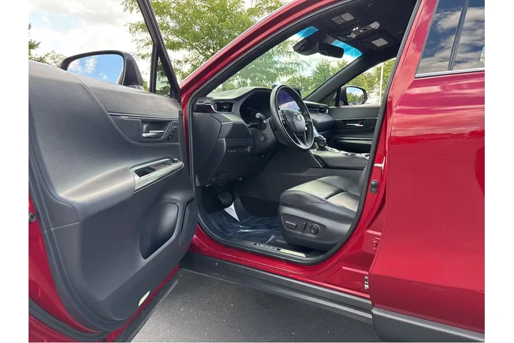 $42589 : Gold Certified2024 Venza XLE image 2