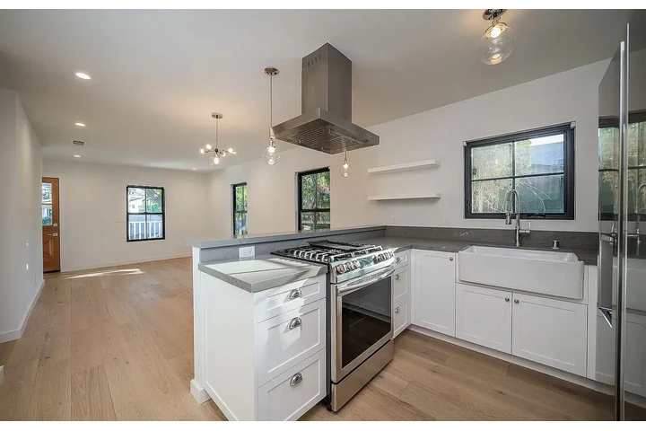 $1050 : beautifully Cute family home image 5