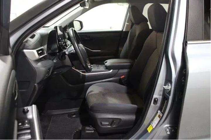 $35896 : Toyota Highlander 2023 LE 4d image 3