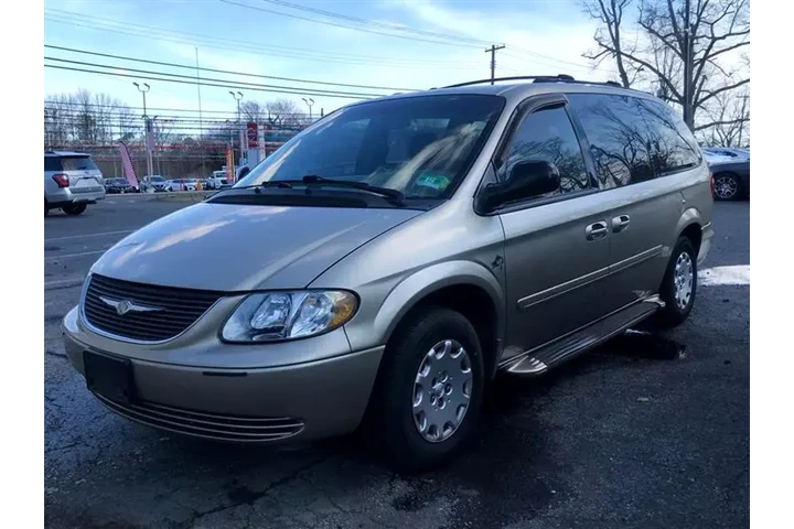 $5225 : 2004 Town & Country image 1