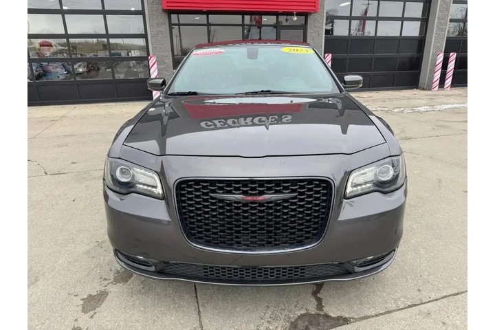 $28991 : Chrysler 300 2023 S V6 4dr S image 2
