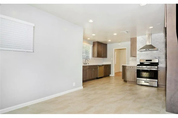 $2400 : 3 Bed 2 Bath Home in Compton image 4