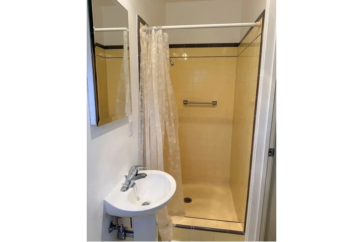 $1050 : single freshly updated home image 3