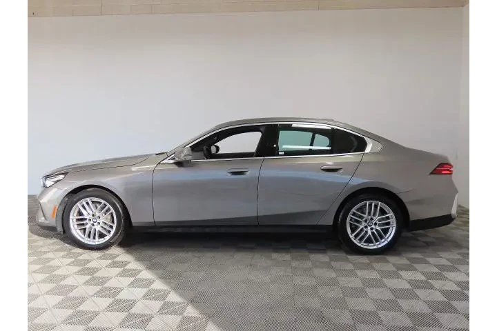 $39995 : BMW 5 Series 2024 AWD 530i x image 7