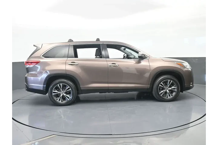 $17891 : Toyota Highlander 2019 LE 4d image 7
