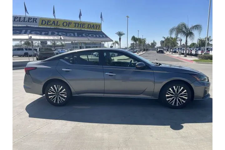 $18999 : Nissan Altima 2023 2.5 SV 4d image 9