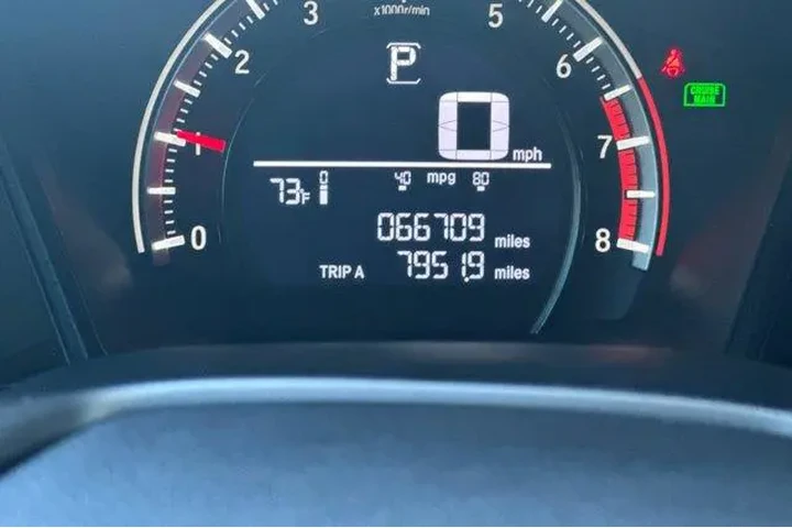 $18998 : Honda Civic 2018 LX 4dr Hatc image 4