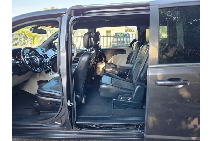 $5700 : Dodge grand caravan image 5