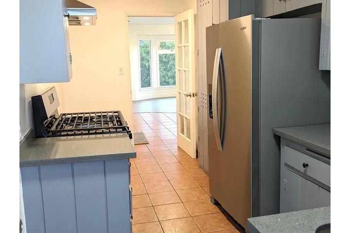 $2356 : COZY SECOND-FLOOR APARTMENT image 8