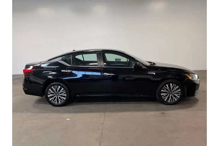 $17960 : Nissan Altima 2023 2.5 SV 4d image 2