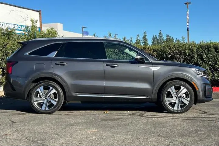 $34999 : Kia Sorento Plug-In Hybrid 2 image 9