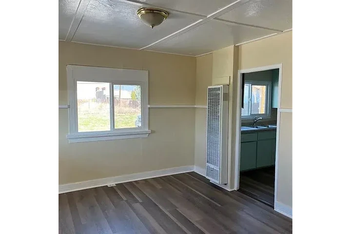 $900 : Charming and freshly updated 2 image 8