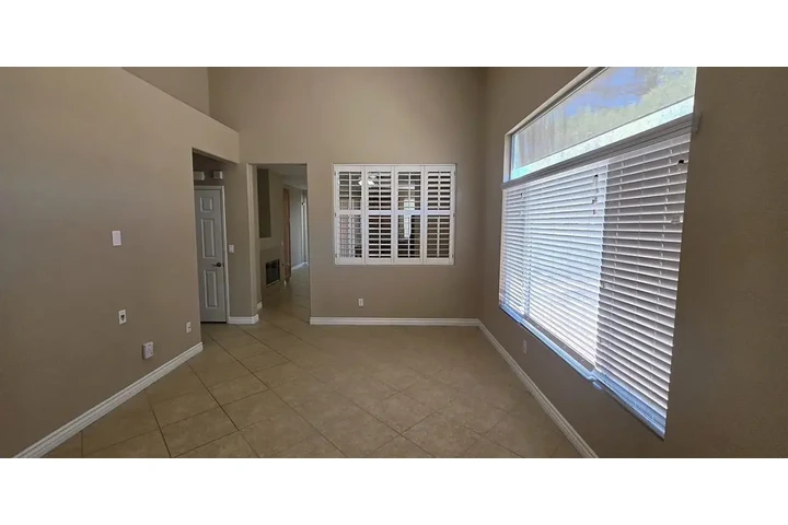 $900 : 3 spacious natural light home image 6