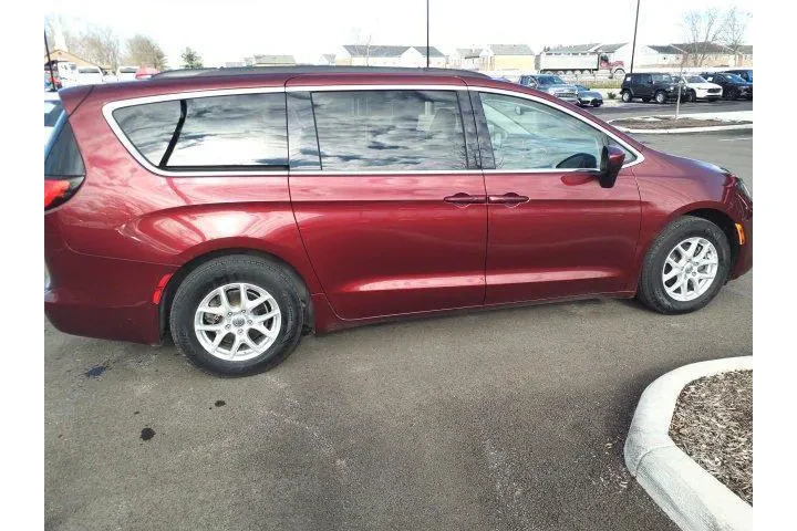 $13242 : Chrysler Voyager 2020 LXi 4d image 2